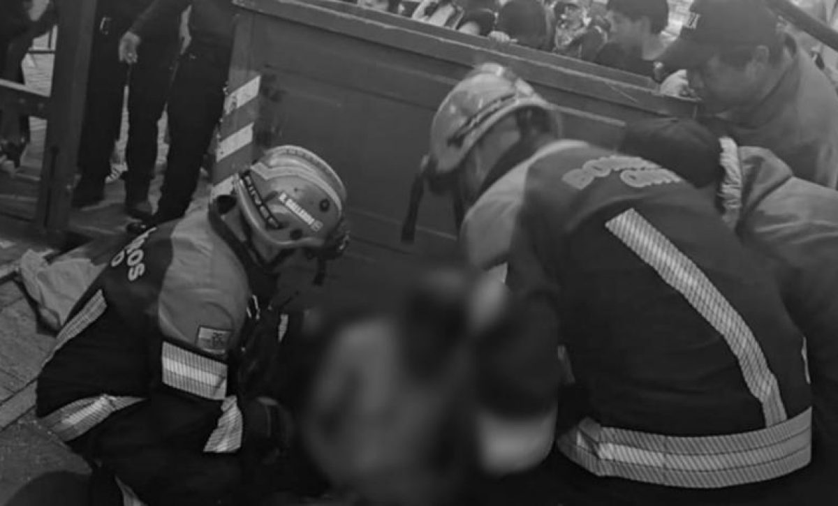 Hombre termina encerrado en un basurero al intentar sacar una botella