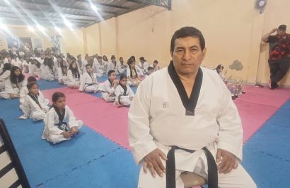 El abogado Víctor Manuel Peláez combina su ejercicio profesional con la enseñanza del Taekwondo, disciplina que imparte en Manta.