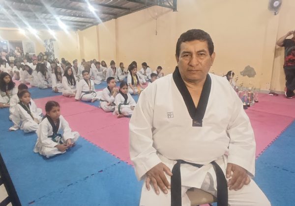 El abogado Víctor Manuel Peláez combina su ejercicio profesional con la enseñanza del Taekwondo, disciplina que imparte en Manta.