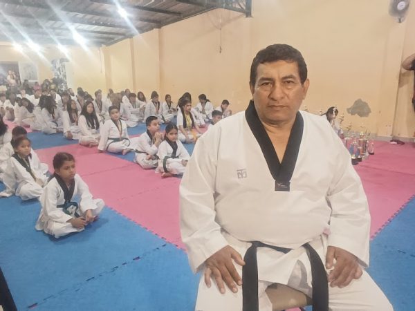 El abogado Víctor Manuel Peláez combina su ejercicio profesional con la enseñanza del Taekwondo, disciplina que imparte en Manta.