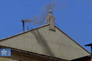 Nuevo papa: Fieles católicos se congregaron expectantes en la plaza de San Pedro del Vaticano para observar la fumata que anuncia la elección del nuevo sumo pontífice, el hubo fue de color negro. (Captura de pantalla Vaticans News).