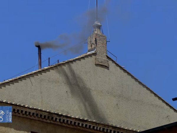 Nuevo papa: Fieles católicos se congregaron expectantes en la plaza de San Pedro del Vaticano para observar la fumata que anuncia la elección del nuevo sumo pontífice, el hubo fue de color negro. (Captura de pantalla Vaticans News).