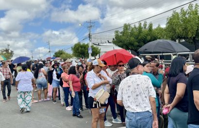 Cientos de personas esperaban ser atendidos por médicos del buque