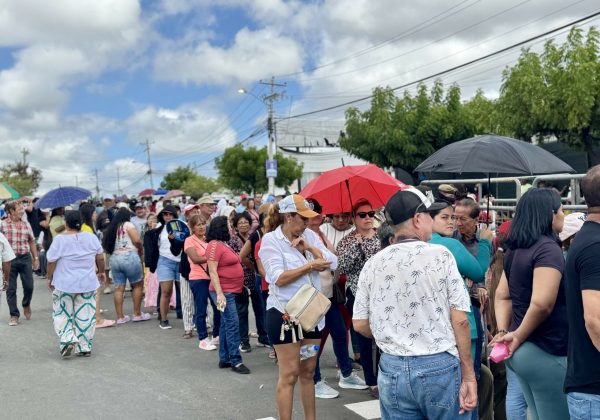 Cientos de personas esperaban ser atendidos por médicos del buque