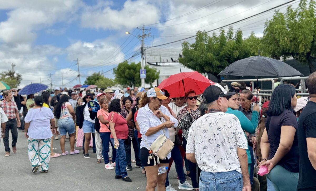 Cientos de personas esperaban ser atendidos por médicos del buque