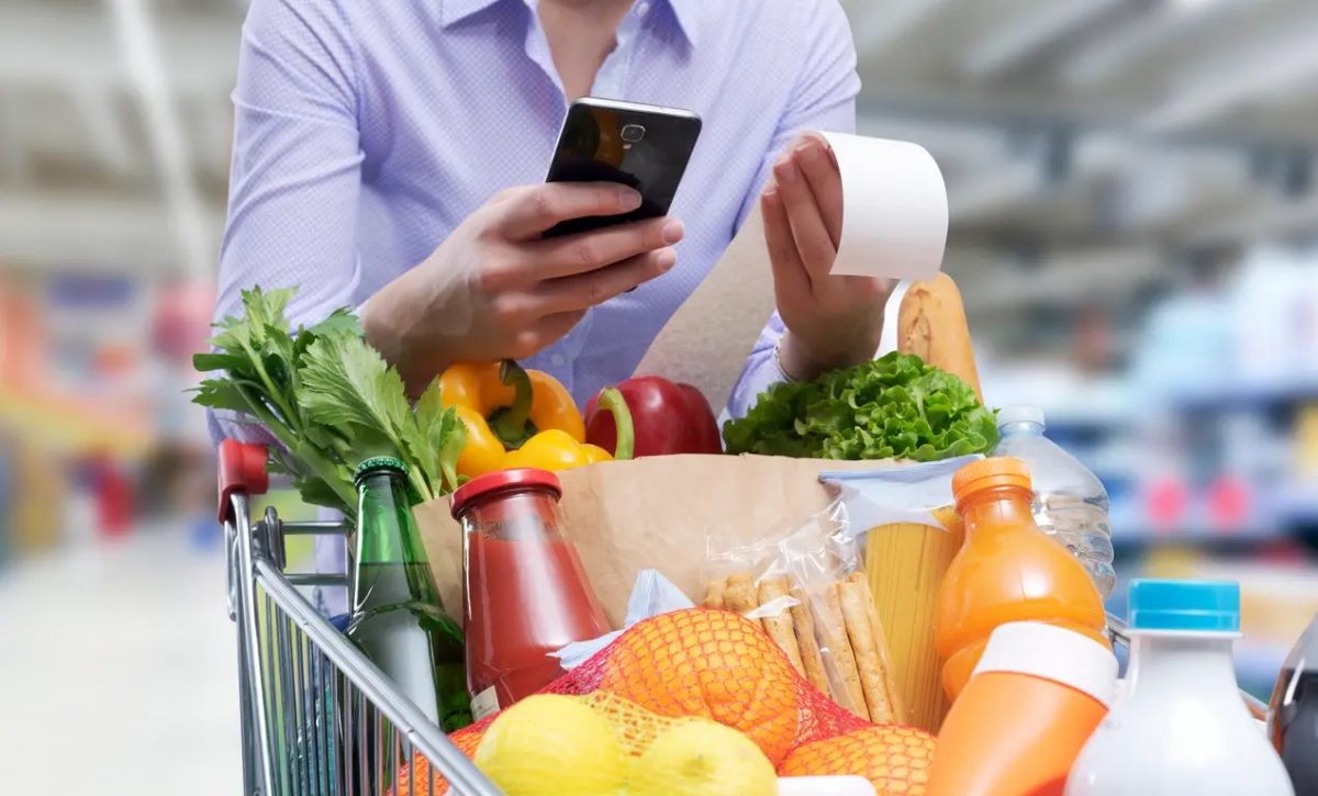 Implementar estrategias como planificar menús, comprar productos de temporada y aprovechar descuentos permite optimizar el presupuesto familiar