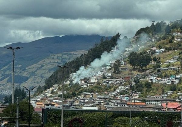 Incendio en El Panecillo fue sofocado por personal de Bomberos de Quito