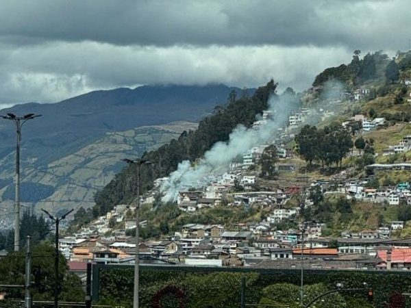 Incendio en El Panecillo fue sofocado por personal de Bomberos de Quito