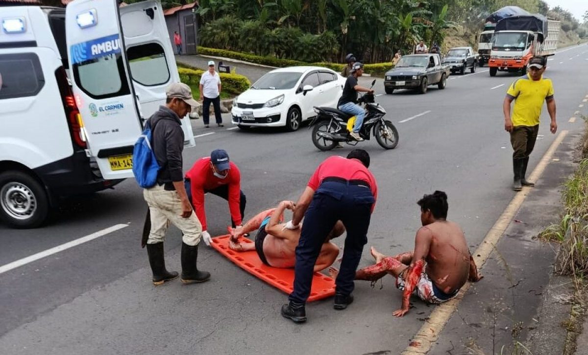 Instantes en que los paramédicos del Cuerpo de Bomberos de El Carmen ayudaban a los heridos.