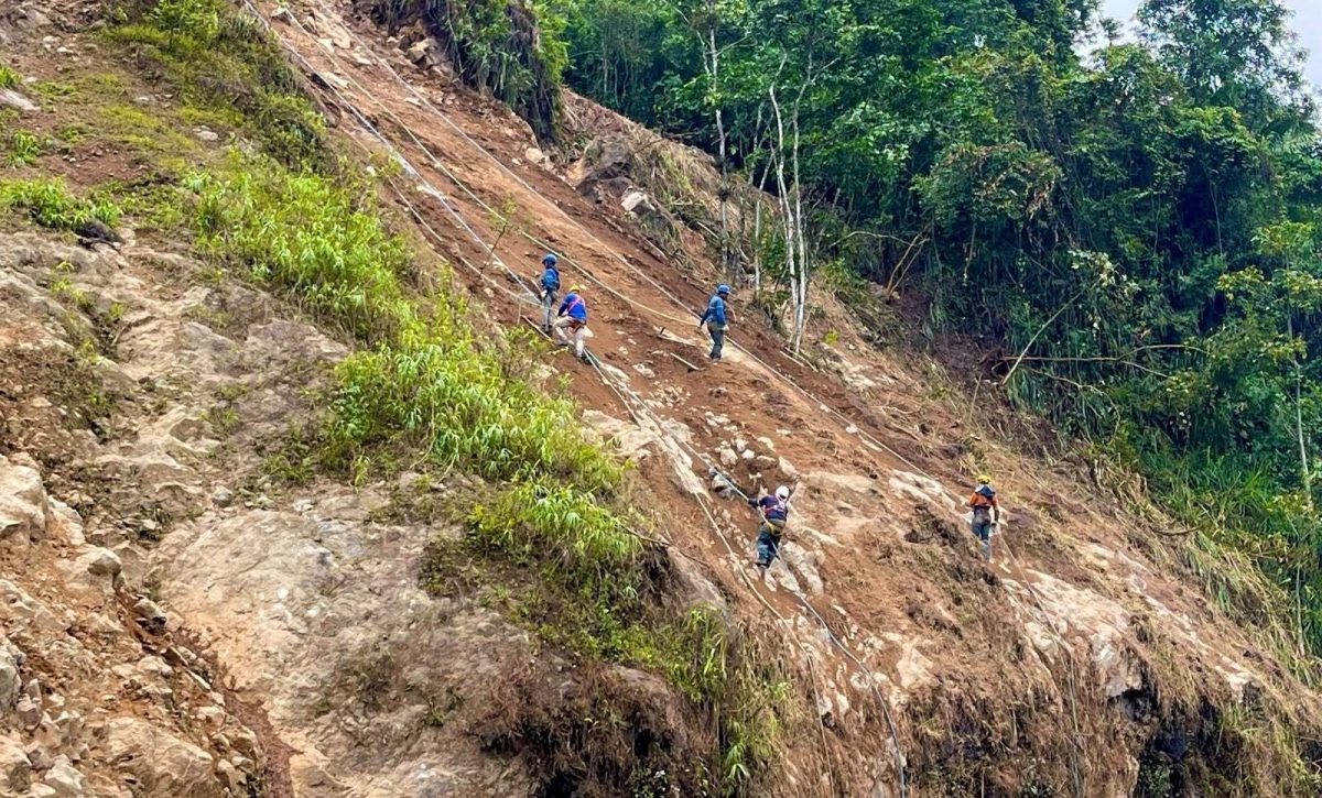 Intervención en el km 83 de la vía Alóag enfrenta retrasos debido a lluvias imprevistas