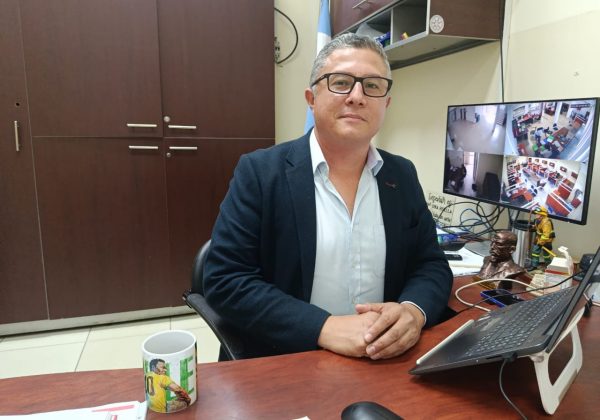 Juan Pablo Trampuz es un periodista manabita que actualmente trabaja como periodista y ejerce como docente en la Universidad Eloy Alfaro de Manabí.