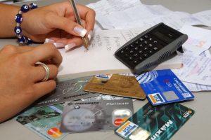 Puedes saldar tus deudas de tarjetas de crédito con métodos prácticos