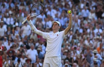 El tenista italiano Jannik Sinner vence a Novak Djokovic y clasifica a la final de Wimbledon (Foto: IG del torneo).