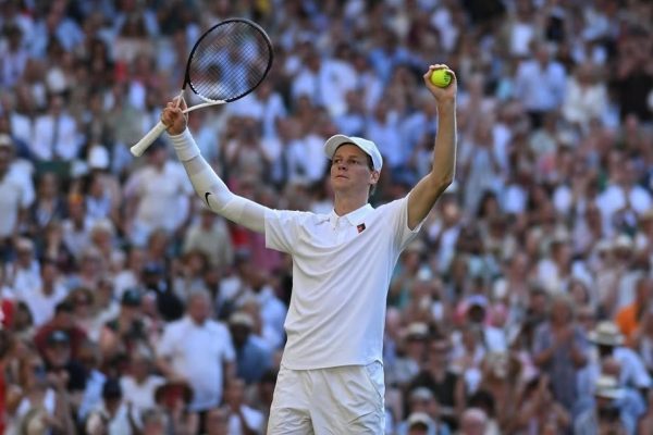 El tenista italiano Jannik Sinner vence a Novak Djokovic y clasifica a la final de Wimbledon (Foto: IG del torneo).