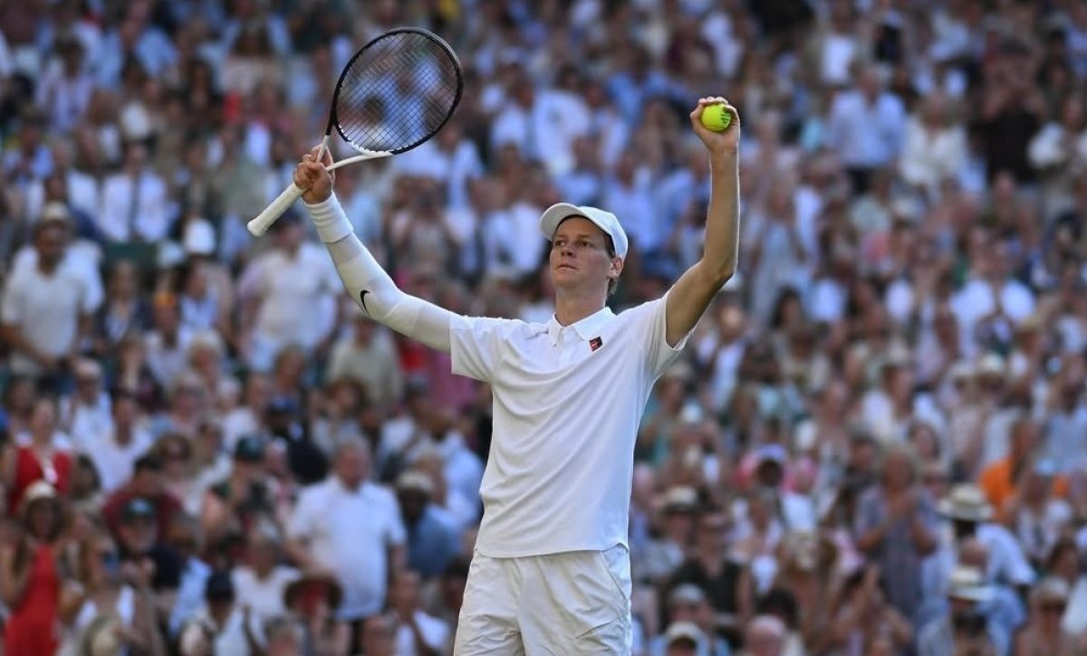 El tenista italiano Jannik Sinner vence a Novak Djokovic y clasifica a la final de Wimbledon (Foto: IG del torneo).
