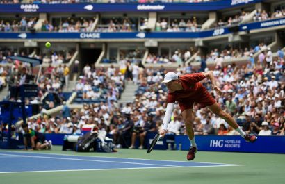 Jannik Sinner y Iga Swiatek avanzan a la tercera ronda del US Open 2025