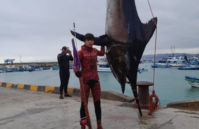 David Vera, buzo de 19 años oriundo del cantón Jaramijó,capturó un marlín negro de 655 libras a pulmón libre, marcando un récord en pesca submarina.
