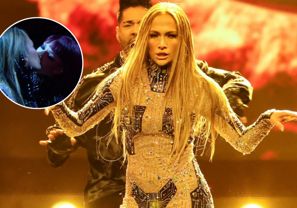 Jennifer López desata polémica al besar a una bailarina durante show