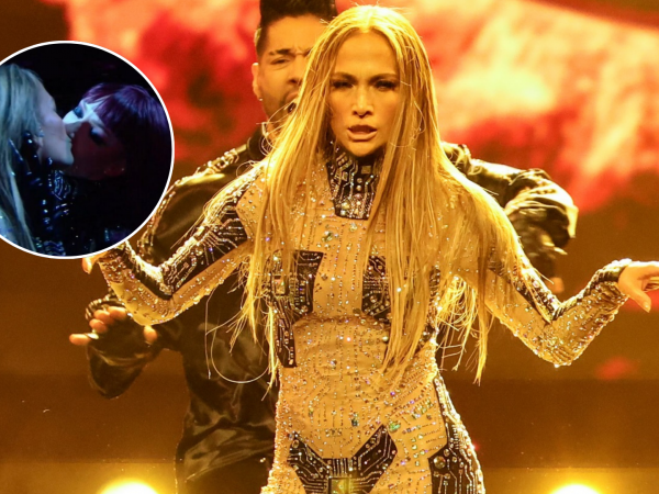 Jennifer López desata polémica al besar a una bailarina durante show