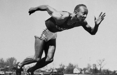 Jesse Owens falleció de cáncer de pulmón en 1980, a los 66 años, dejando un legado imborrable en el mundo del deporte y en la lucha por los derechos civiles.