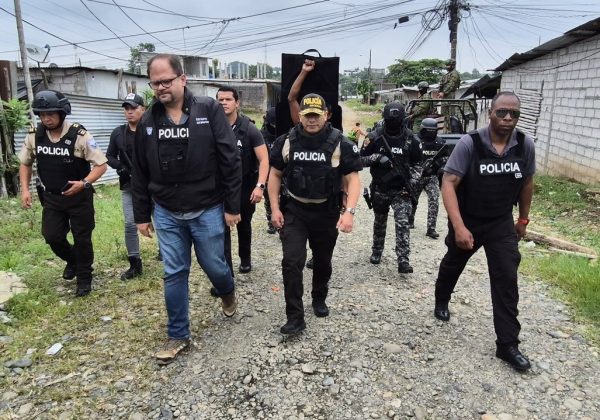 John Reimberg, ministro del Interior y Pablo Dávila, comandante de la Policía Nacional, encabezaron un operativo en Quevedo.