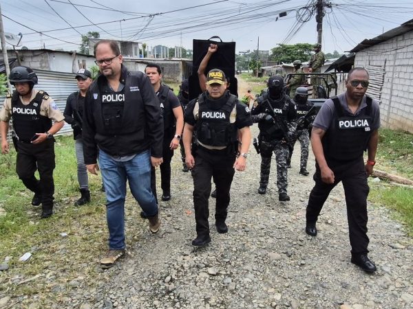 John Reimberg, ministro del Interior y Pablo Dávila, comandante de la Policía Nacional, encabezaron un operativo en Quevedo.
