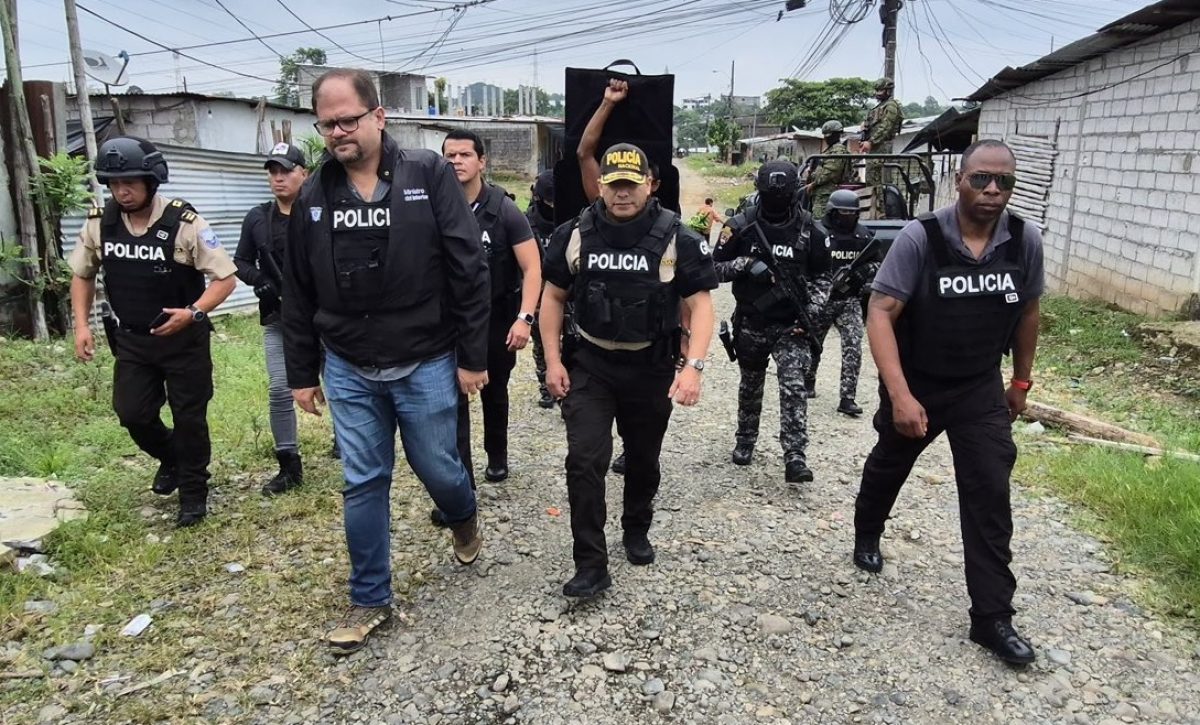 John Reimberg, ministro del Interior y Pablo Dávila, comandante de la Policía Nacional, encabezaron un operativo en Quevedo.