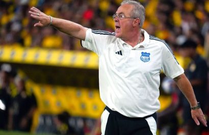 Jorge Célico, entrenador de Emelec, expresó su inconformidad con el arbitraje de Augusto Aragón tras la derrota de su equipo.