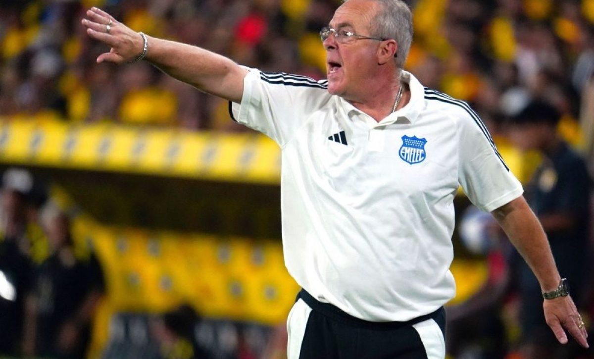 Jorge Célico, entrenador de Emelec, expresó su inconformidad con el arbitraje de Augusto Aragón tras la derrota de su equipo.