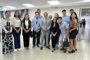 El grupo de jóvenes, junto al alcalde de Portoviejo, Javier Pincay.