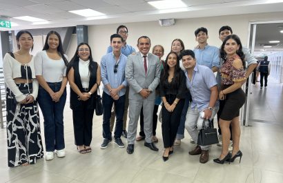 El grupo de jóvenes, junto al alcalde de Portoviejo, Javier Pincay.