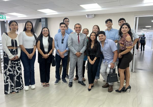 El grupo de jóvenes, junto al alcalde de Portoviejo, Javier Pincay.