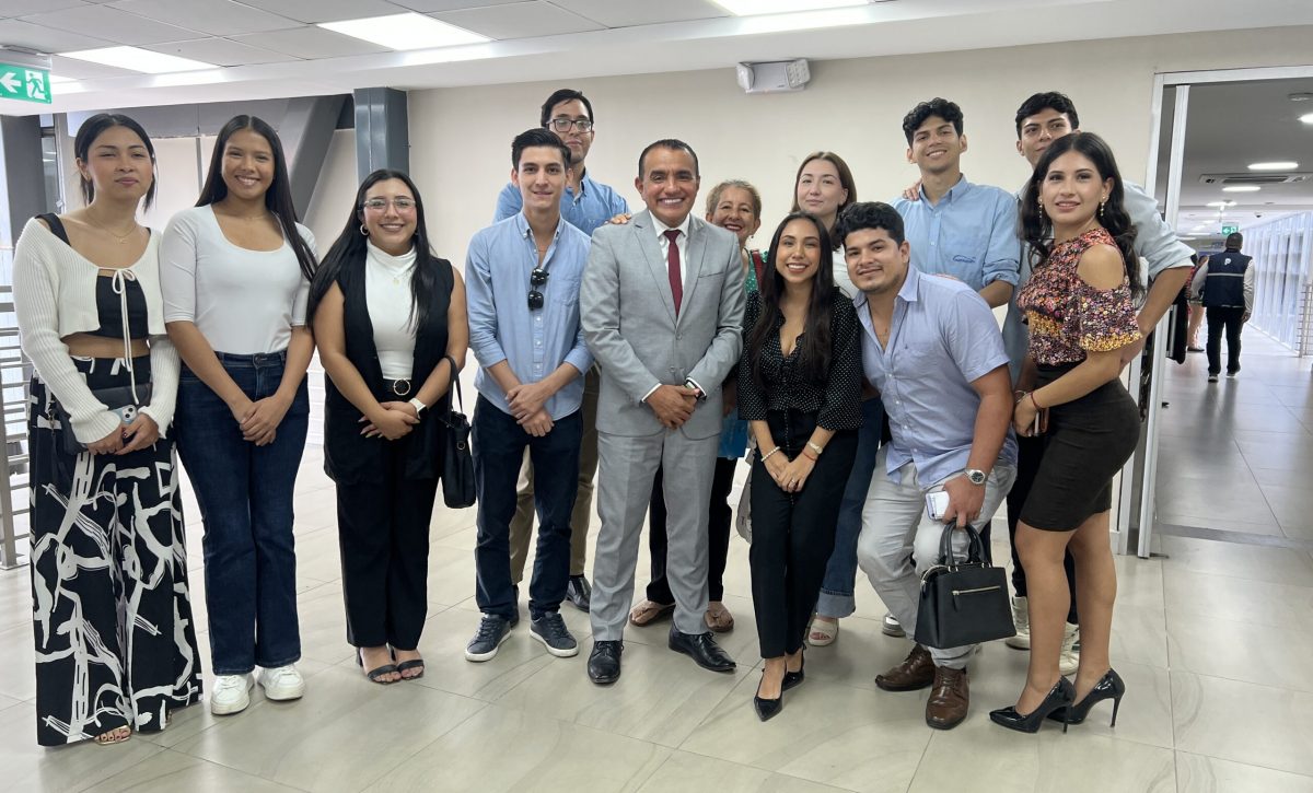 El grupo de jóvenes, junto al alcalde de Portoviejo, Javier Pincay.