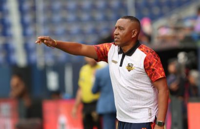 Juan Carlos León se defiende de quienes dudan de su capacidad para dirigir un club grande y denuncia arbitraje “injusto” ante Barcelona SC. León.