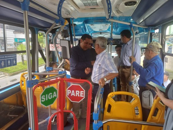Jueza ordena retiro de torniquetes en buses urbanos de Santo Domingo