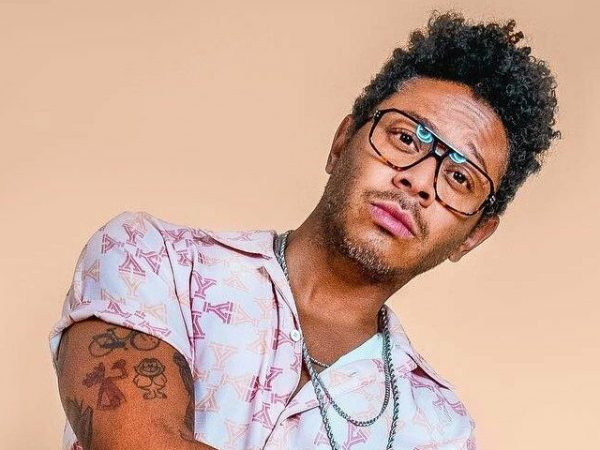 Kalimba, conocido por su voz única, nunca soñó con ser cantante; su pasión inicial era el fútbol