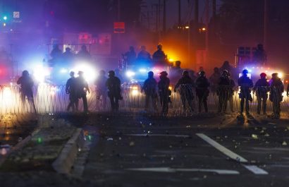 Karen Bass, alcaldesa de Los Ángeles, decretó un toque de queda nocturno en el centro de la ciudad,