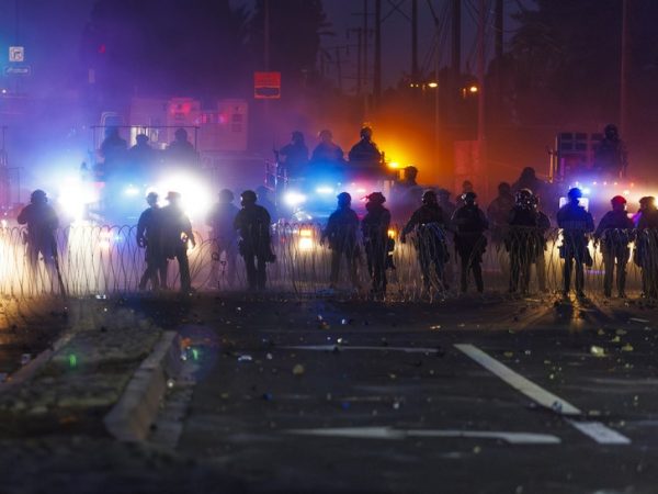 Karen Bass, alcaldesa de Los Ángeles, decretó un toque de queda nocturno en el centro de la ciudad,