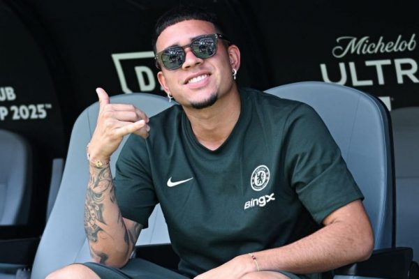 Kendry Páez entrena con el primer equipo del Chelsea mientras definen su futuro.