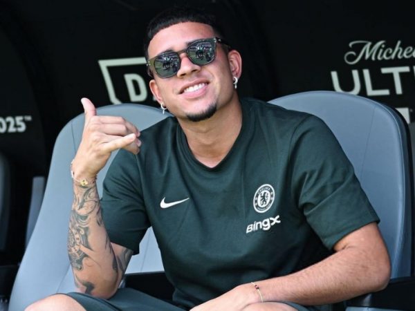 Kendry Páez entrena con el primer equipo del Chelsea mientras definen su futuro.