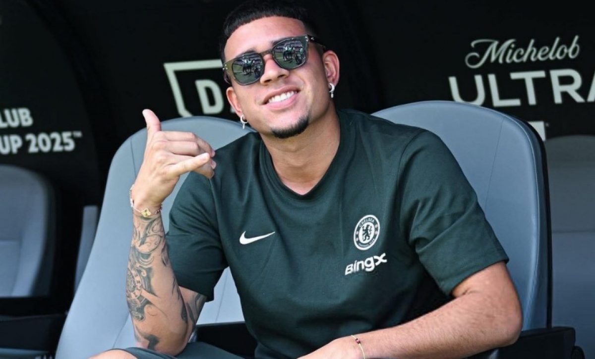 Kendry Páez entrena con el primer equipo del Chelsea mientras definen su futuro.