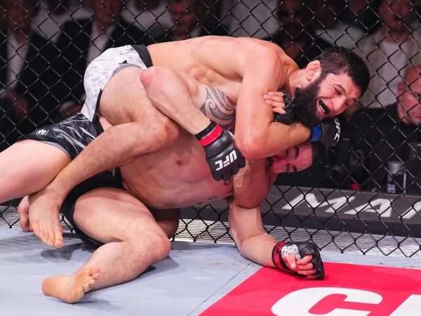 Khamzat Chimaev se coronó campeón de peso medio de la UFC al vencer por decisión unánime a Dricus Du Plessis en el evento estelar de UFC 319.