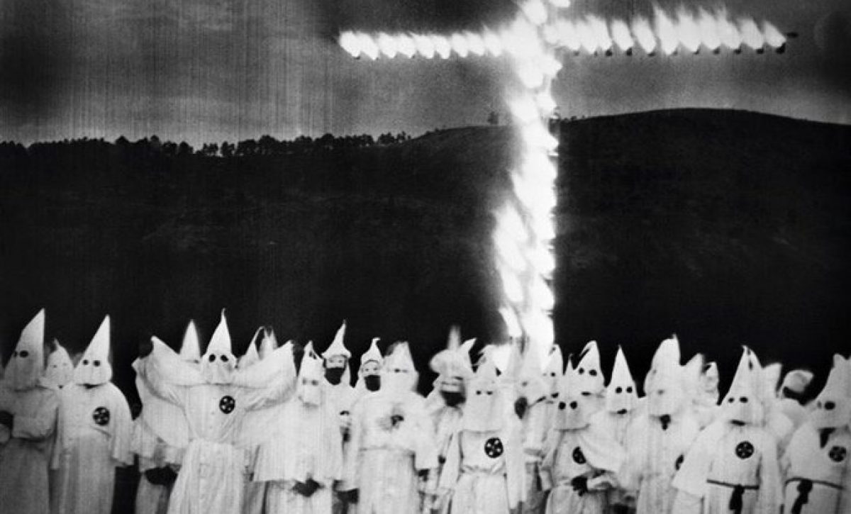 Lo que inició como un club de amigos que buscaban diversión, llegó a convertirse en un movimiento brutal contra la población negra en EEUU. Los supremacistas blancos que canalizaron el odio debajo de una indumentaria y capuchas.