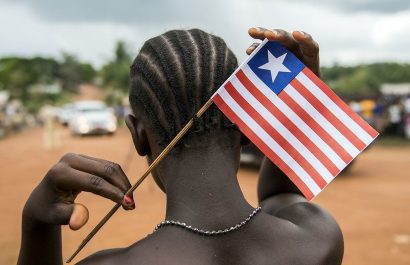 El inglés es el idioma oficial de Liberia y muchos liberianos hablan con acento estadounidense debido a esos lazos históricos con EE.UU.