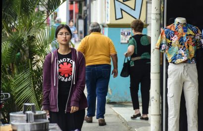 Una ciudadana camina con ropa abrigada por las calles de Portoviejo