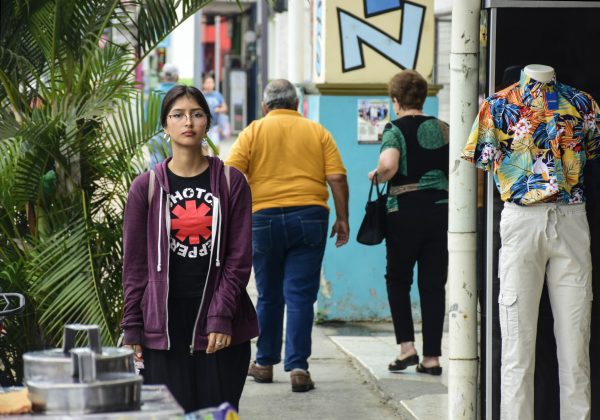 Una ciudadana camina con ropa abrigada por las calles de Portoviejo
