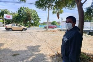 Un obrero del departamento de Higiene vigilaba que no boten basura en este punto de Manta la mañana de este lunes 23 de junio del 2025.