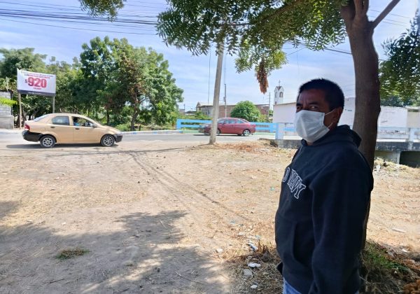 Un obrero del departamento de Higiene vigilaba que no boten basura en este punto de Manta la mañana de este lunes 23 de junio del 2025.