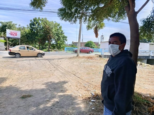 Un obrero del departamento de Higiene vigilaba que no boten basura en este punto de Manta la mañana de este lunes 23 de junio del 2025.
