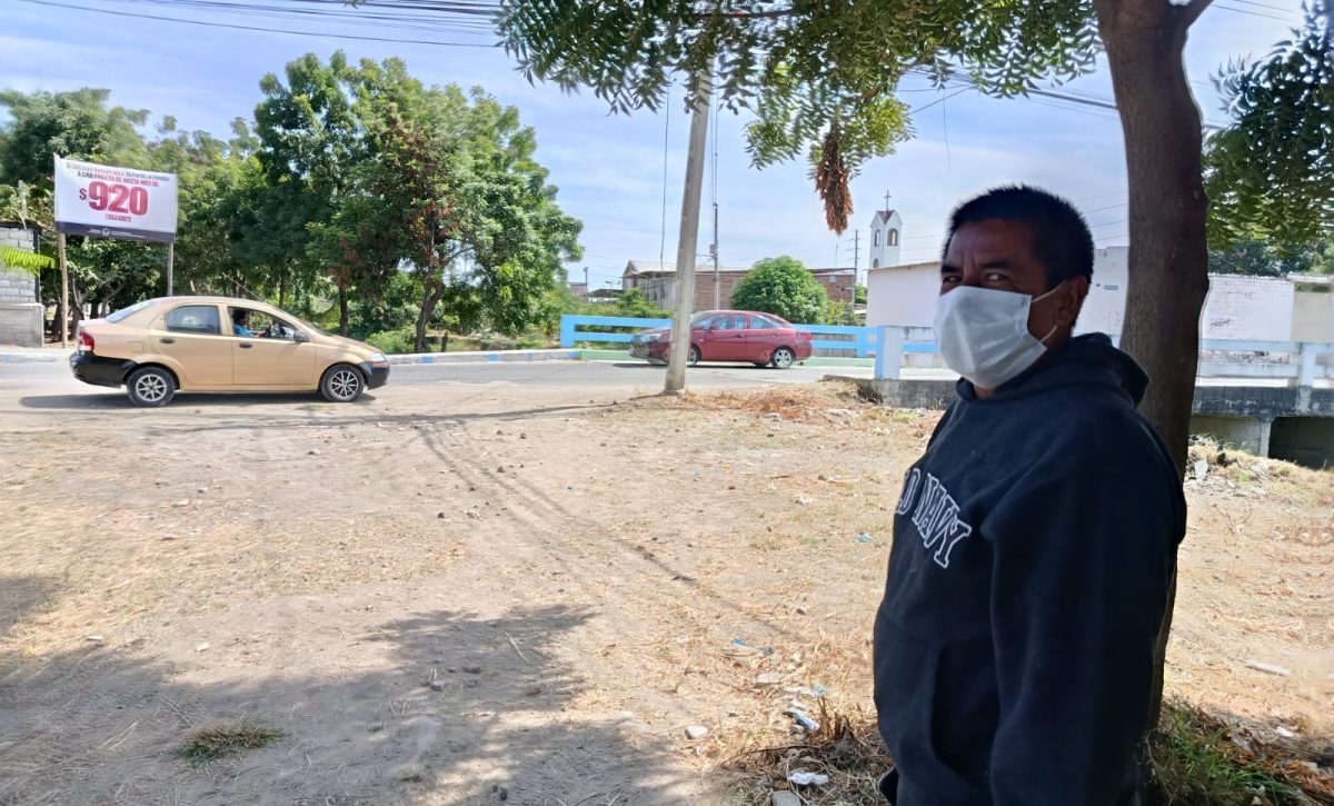 Un obrero del departamento de Higiene vigilaba que no boten basura en este punto de Manta la mañana de este lunes 23 de junio del 2025.